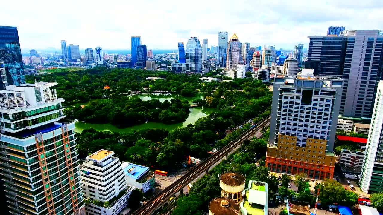 4k. Luftfoto af central park i Bangkok, Thailand, grøn med sø, golfbane og forretningscenter. Central Park - I BANGKOK - Lumpini Park