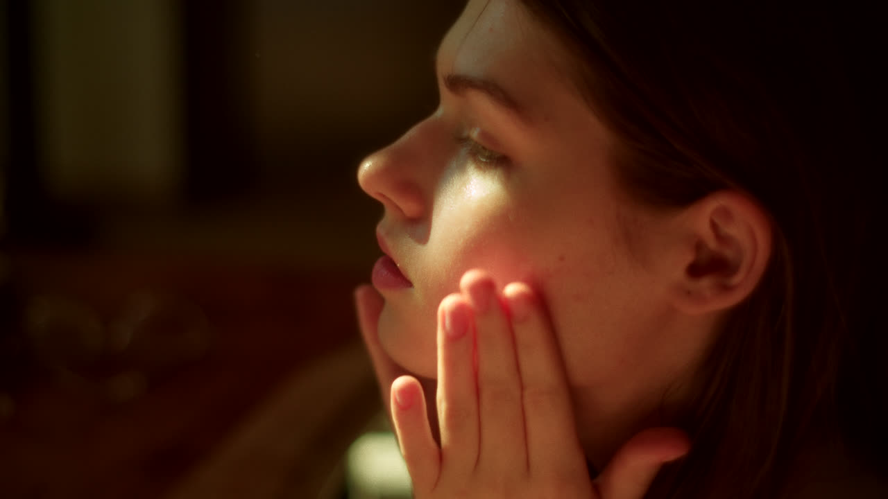 mujer que aplica cuidado de la piel en el hogar