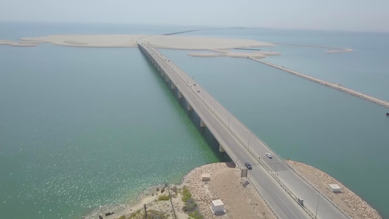 바레인으로 운전하는 king fahd 둑길의 자동차