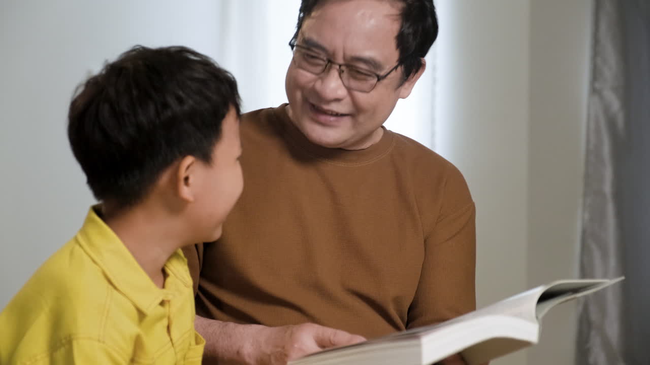 寝室にいるアジア人男性と少年