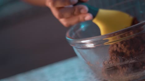 Mezclando-Galletas-Desmoronadas-Y-Masa-En-Cámara-Lenta-En-ángulo-Holandés