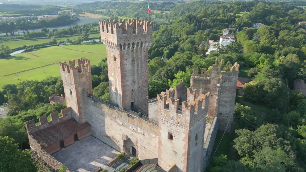 órbita aérea de las torres de torres de castello scaligero en borghetto verona, italia