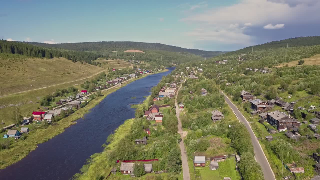 강 근처 에 있는 러시아 마을 의 공중 사진