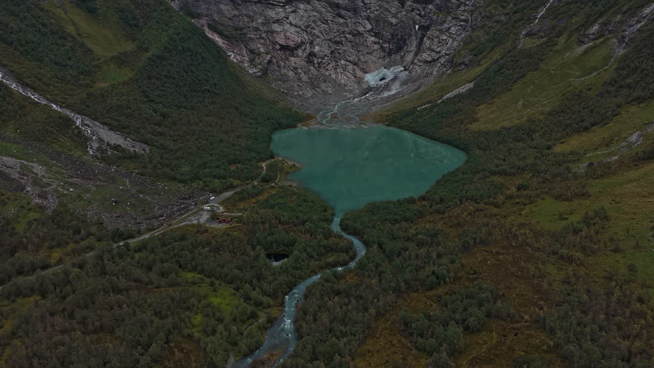 Vista aerea del Ghiacciaio Boyabreen in Norvegia in pieno giorno, che mostra ghiaccio e scogliere.