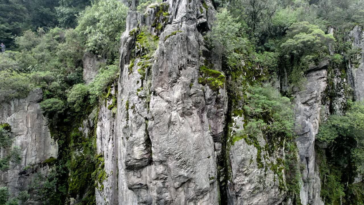 tiro ascendente de drones de las rocas calizas en el bosque que rodea la ciudad de méxico y sus alrededores