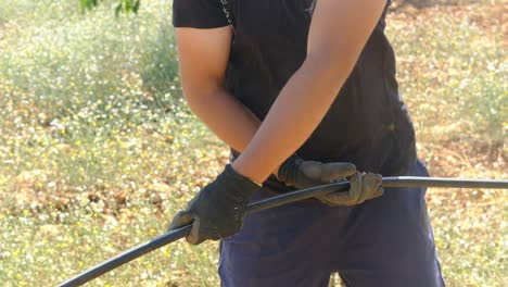 colección de pipas de goteo del agricultor, primer plano a mano