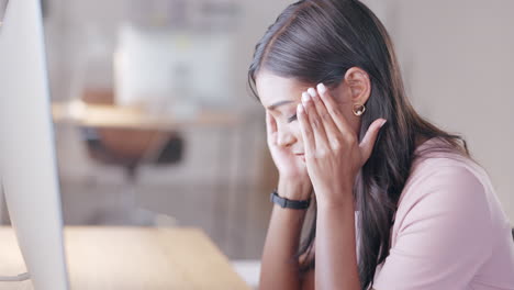 mujer que sufre de dolor de cabeza