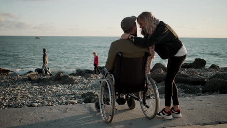 pareja en la playa - apoyo y cuidado