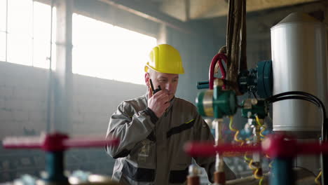 hombre con casco amarillo en la fábrica.