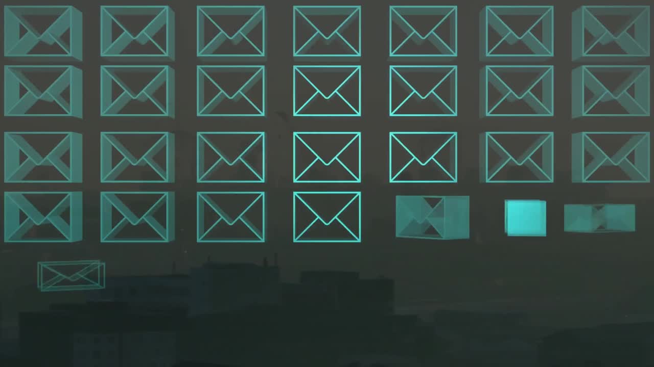 animación de iconos de sobres de correo electrónico y procesamiento de datos en el cityscape.