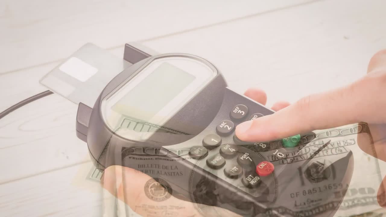 지불 터미널을 들고 있는 백인 남자의 손에 떨어지는 달러 지폐의 애니메이션