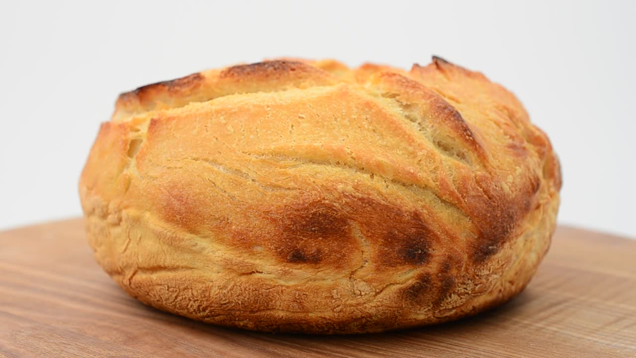 Pagnotta di pane su un tagliere da cucina. Riprese in movimento