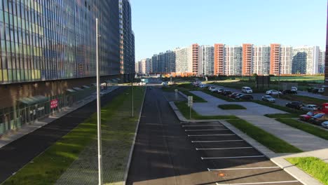 complejo residencial y comercial moderno en un área urbana