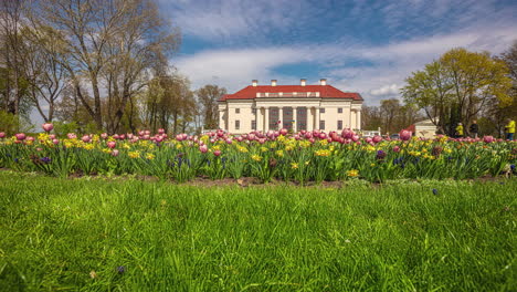 Blühende-Blumen-Und-Pakruojis-Herrenhaus-Im-Hintergrund,-Schieberegler-Zeitrafferansicht