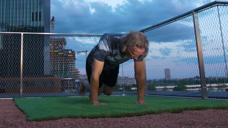 Fitness-enthusiast-is-doing-Bicycle-Crunches-on-a-chic-terrace-with-Skyline-backdrop-in-Vienna,-Austria,-4K