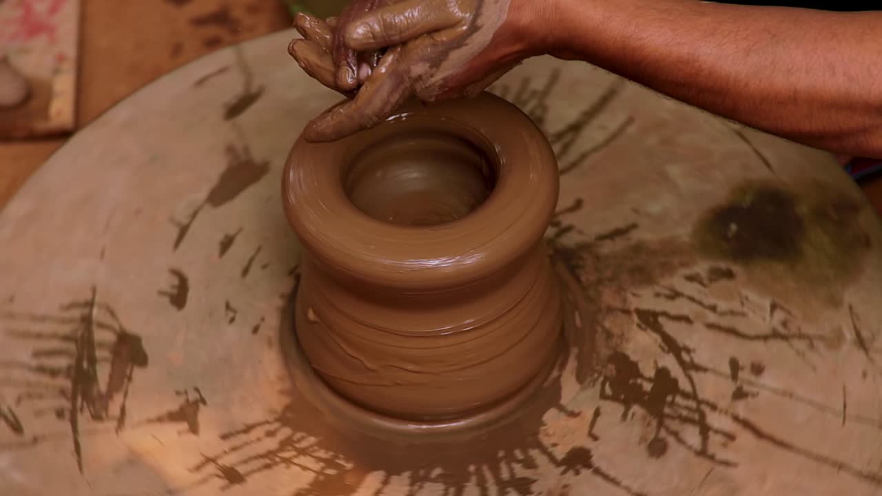 Potter al lavoro fa piatti di ceramica. India, Rajasthan.