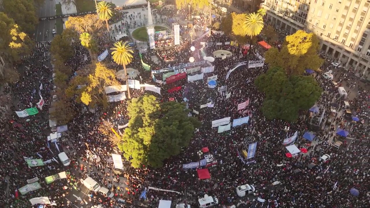 Arjantin, Buenos Aires, Plaza de Mayo'da devlet üniversitesi eğitimi için gösteri yapan büyük ve yoğun insan kalabalığının drone görüntüsü. Havadan.