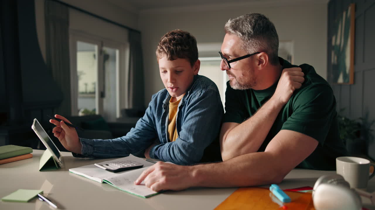 Padre e figlio studiano insieme a casa