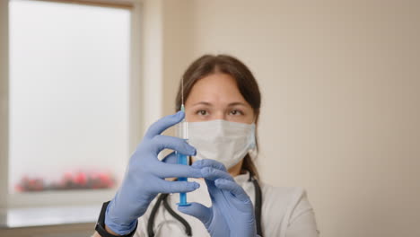 médico que prepara la inyección