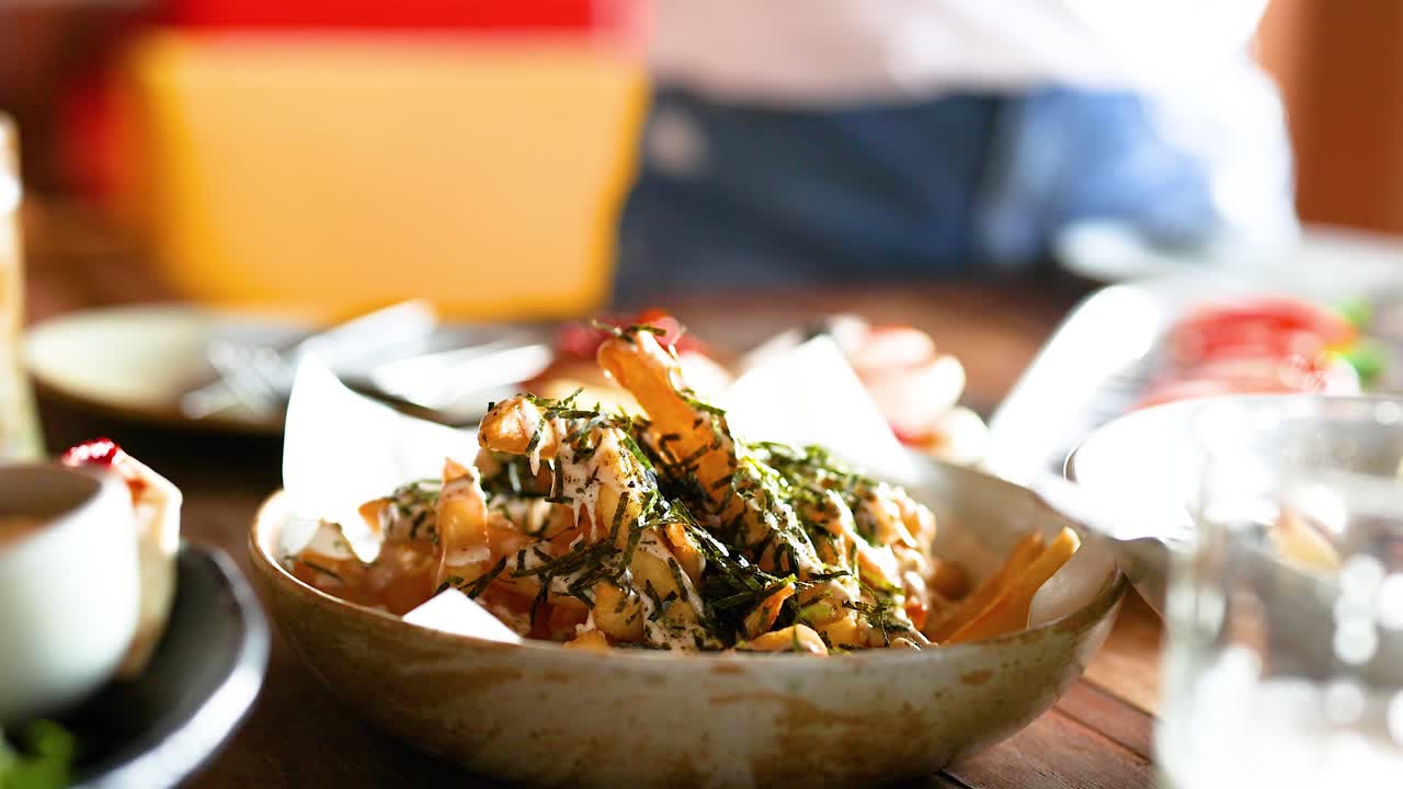 나무 테이블 위 에 있는 일본식 감자 김