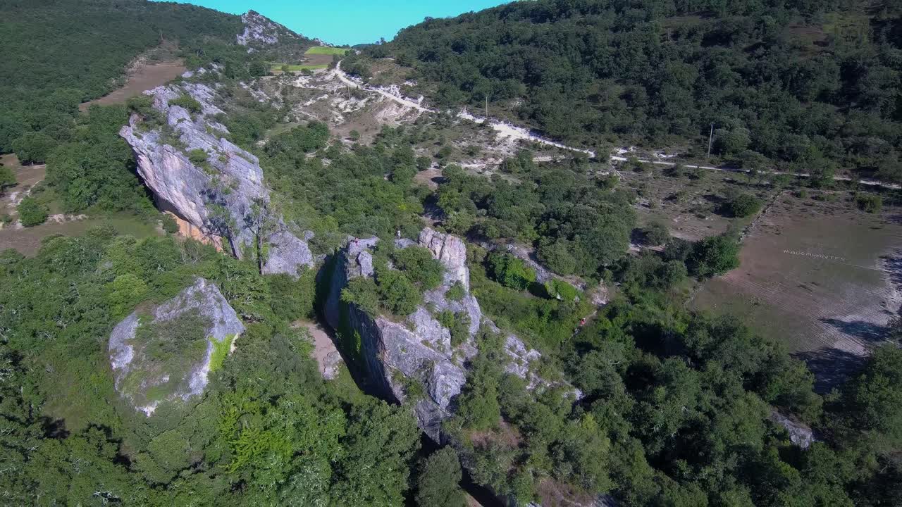 esta es una grabacion aerea de la cima de una montaña en españa, con un drone en 4k
