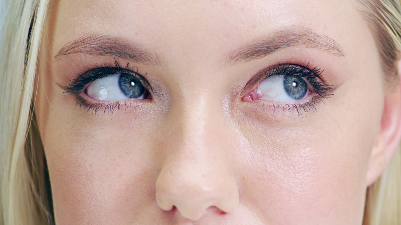 그녀의 특이한 성격은 그녀의 눈에서 나타납니다.