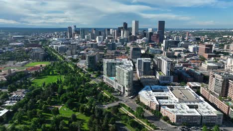 Wide-shot-of-downtown-Denver,-CO