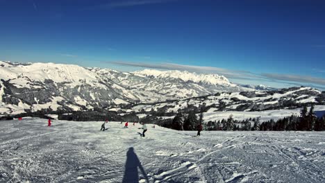 Freizeit-An-Einem-Sonnigen-Wintertag-Auf-Der-Piste