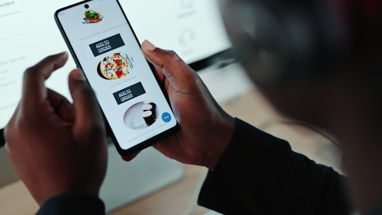 manos, pantalla de teléfono y comida rápida en el centro de llamadas