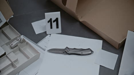 verbrechensort mit messer und beweisen