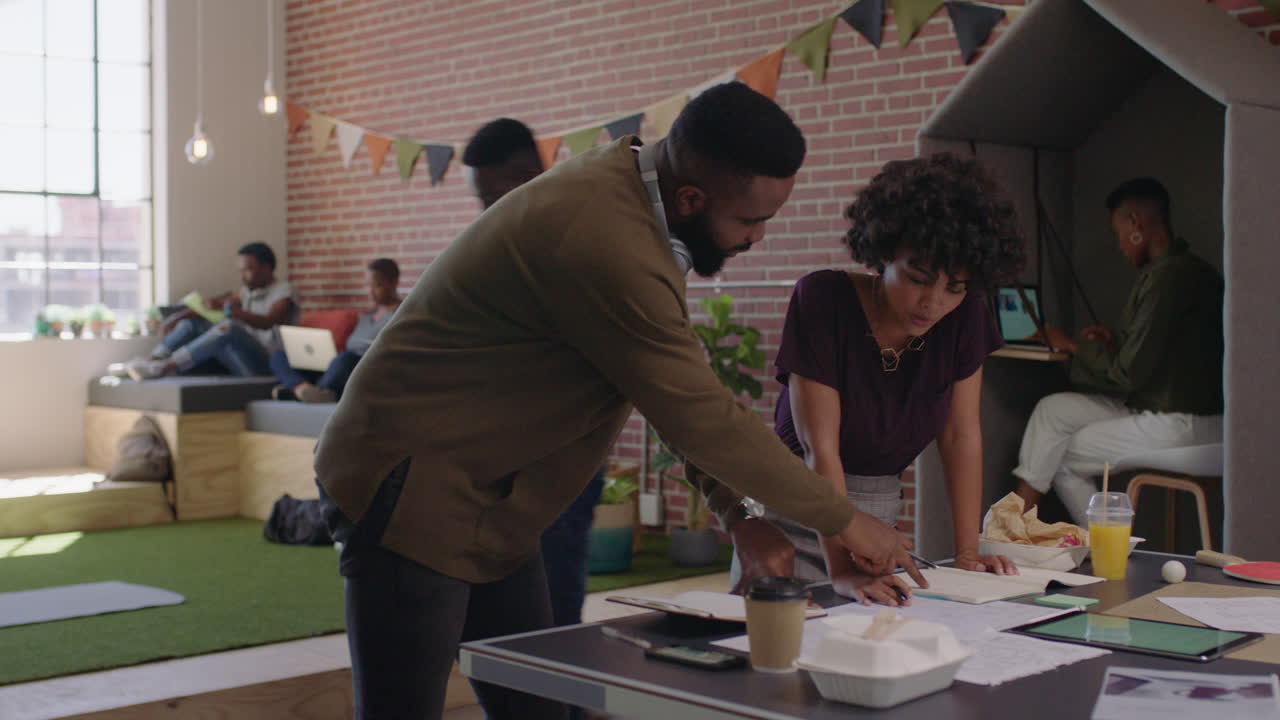 hombres de negocios afroamericanos se reúnen líder de equipo mujer compartiendo ideas creativas disfrutando de la capacitación colega en un lugar de trabajo de oficina de moda