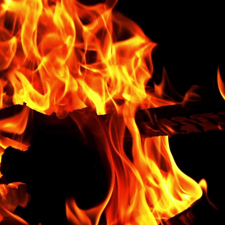 Legna che brucia. Fuoco che brucia in un camino domestico. Movimento lento