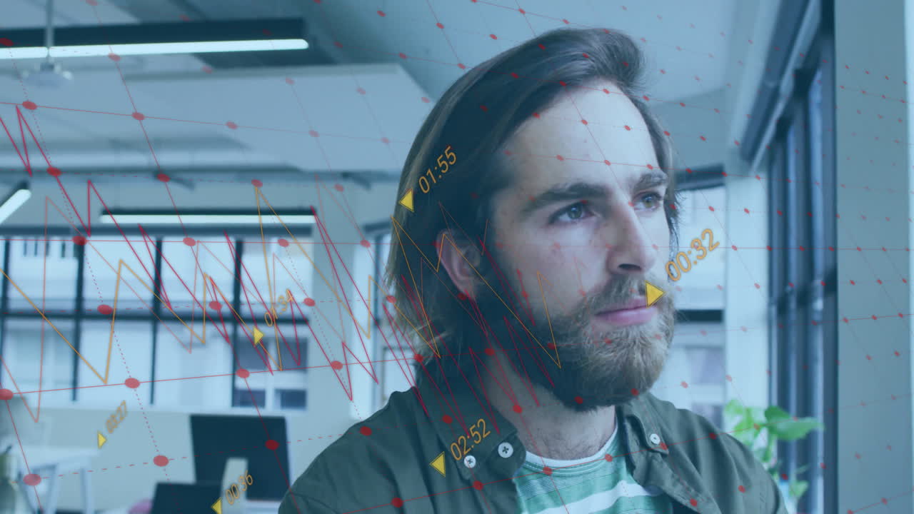 animación de gráficos y números cambiantes, hombre caucásico pensativo mirando por la ventana