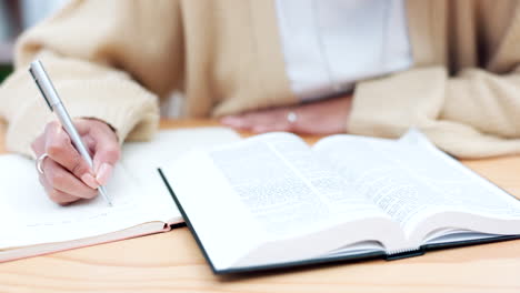 manos, escritura y libro para el estudio de la biblia