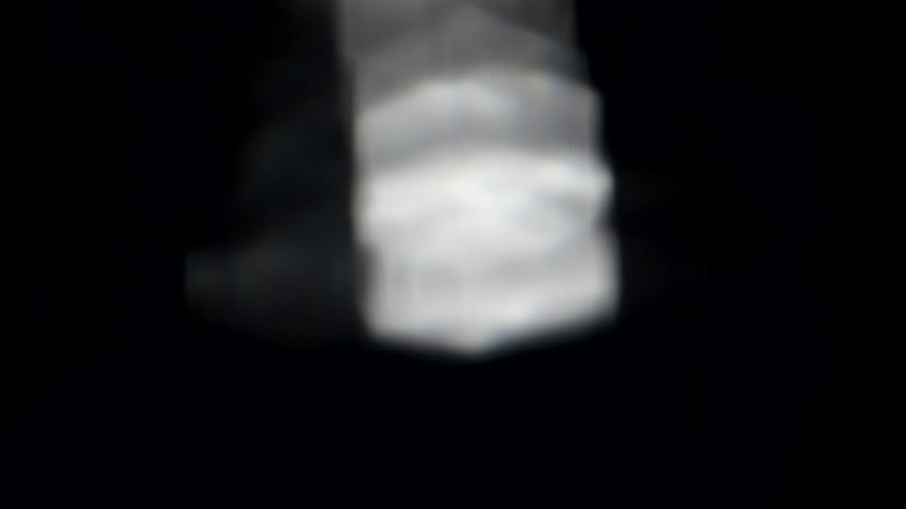 추상적인 빛이 검은 바탕에 누출됩니다.