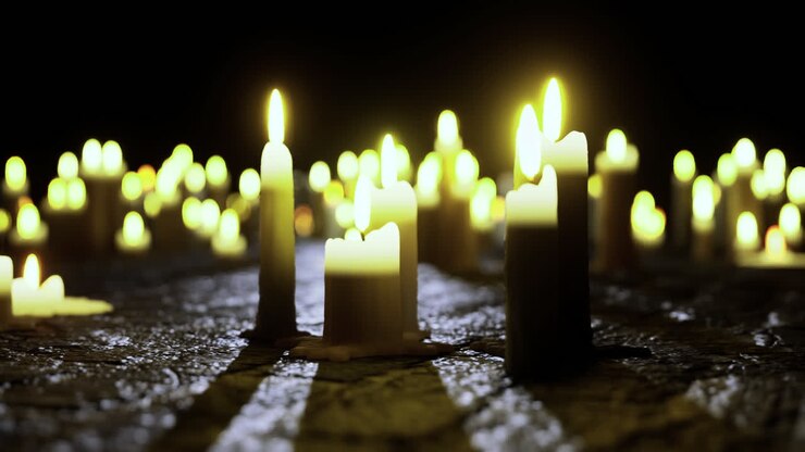 La luce delle candele illumina uno spazio buio creando un’atmosfera serena