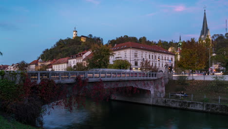 el atardecer de ljubljana sobre el puente de eslovenia