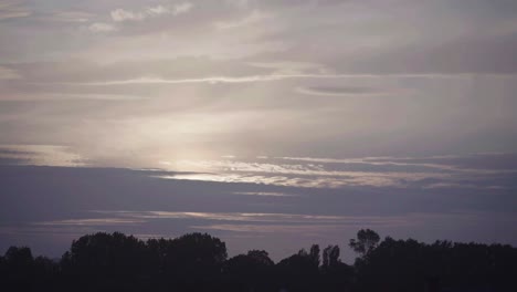 Zeitraffer-Eines-Schottischen-Sonnenuntergangs-Mit-Bäumen-Im-Hintergrund