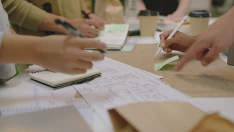 jóvenes empresarios se reúnen equipo de desarrolladores de software diseño de aplicaciones de teléfonos móviles grupo diverso lluvia de ideas compartir ideas creativas para la aplicación de comunicación