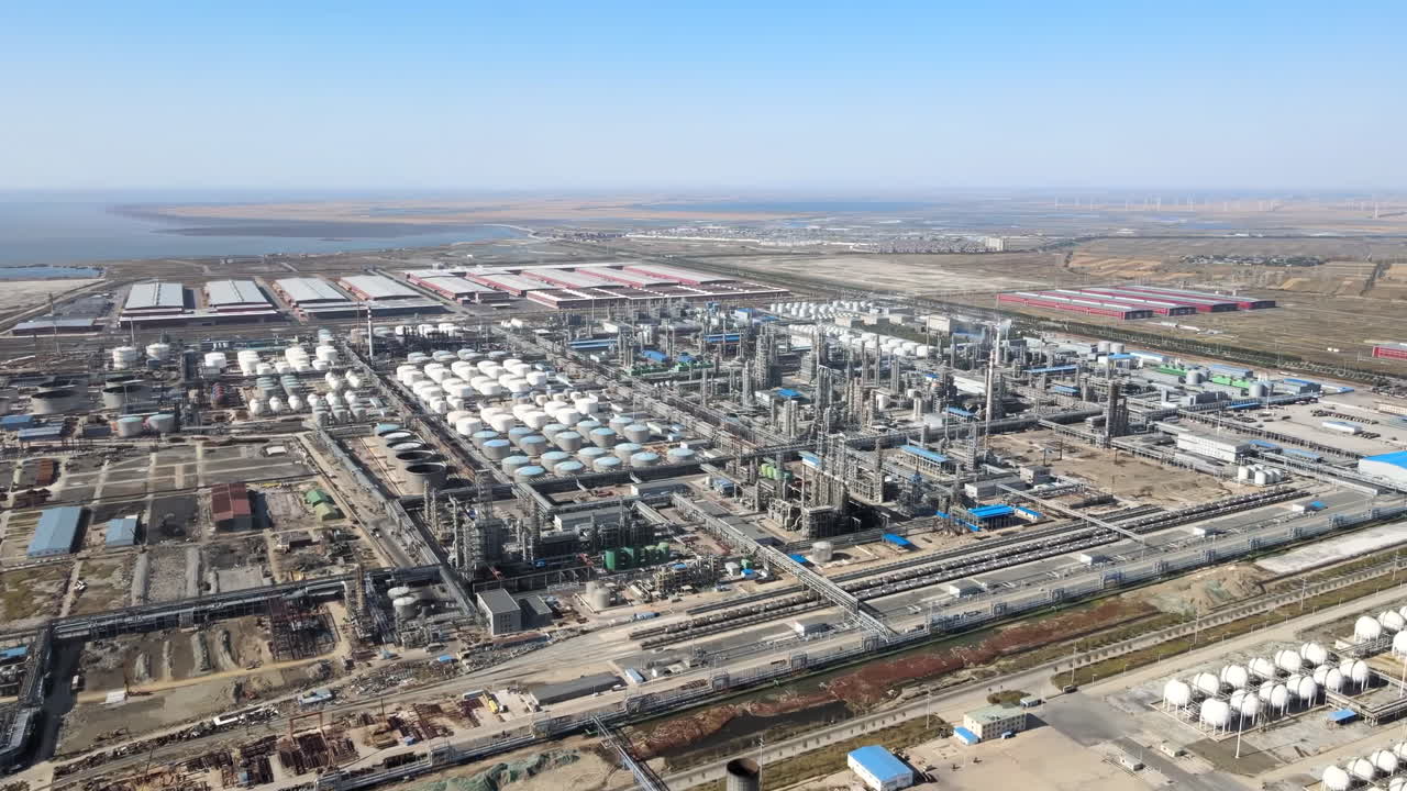 Granja de tanques de almacenamiento de petróleo o gas costera, compleja planta de refinería petroquímica de petróleo químico, central eléctrica, red de tuberías, industria de producción y distribución de energía