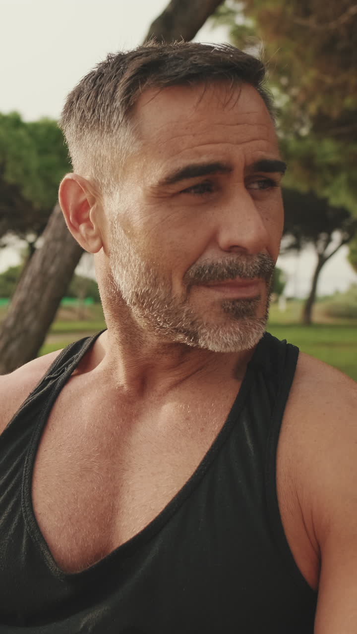 Retrato de um homem de camiseta regata ao ar livre