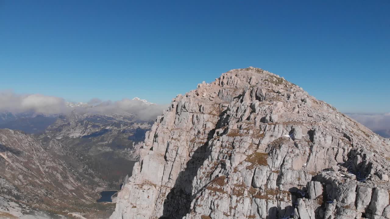 elevación de drones sobre el poderoso pico de la montaña krn en los alpes julianos, eslovenia, cielo azul