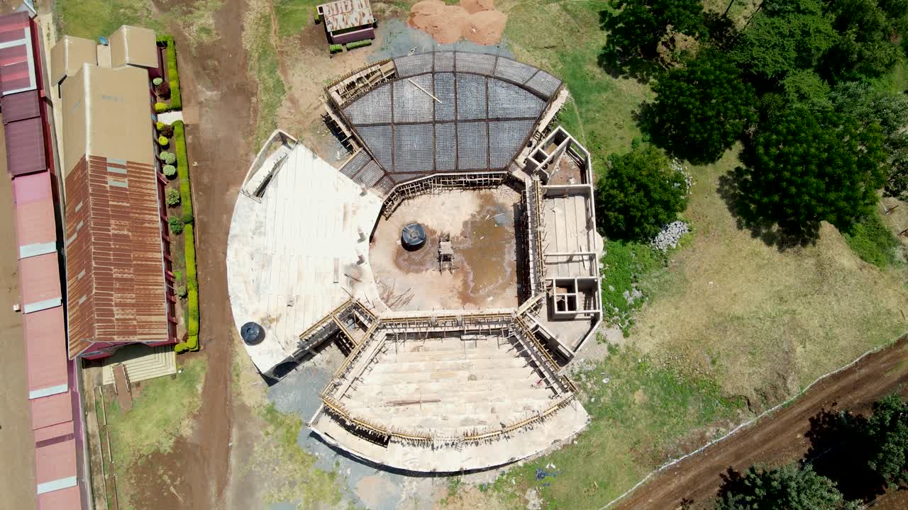 toma aérea de un trabajador con casco y equipo de seguridad instalando y trabajando en el mantenimiento del sistema de paneles fotovoltaicos instalado en la azotea doméstica, paisaje urbano