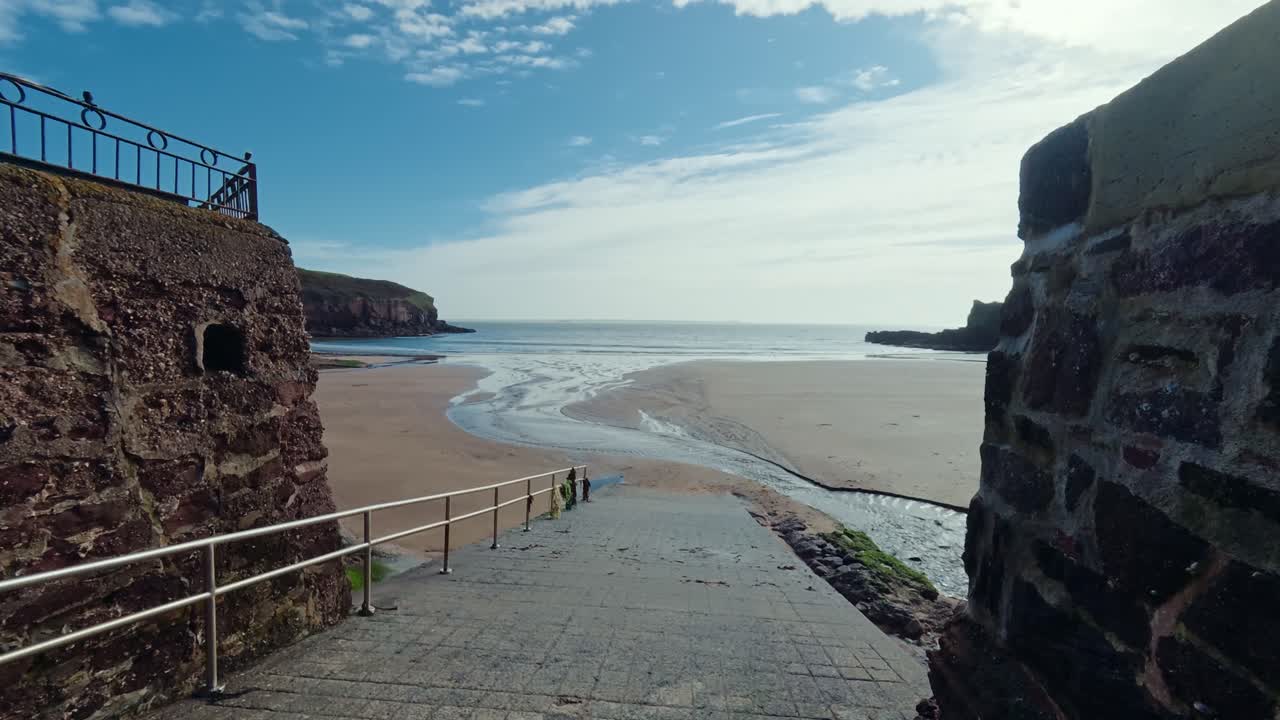 Gangbro til Lawlors Strand Dunmore East Waterford, lavvande på sandstrand om foråret.
