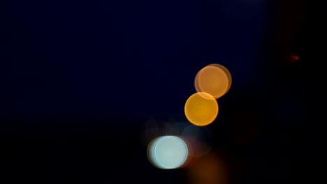 abstracción. luces coches en desenfocado, carretera, por la noche 4k en movimiento lento