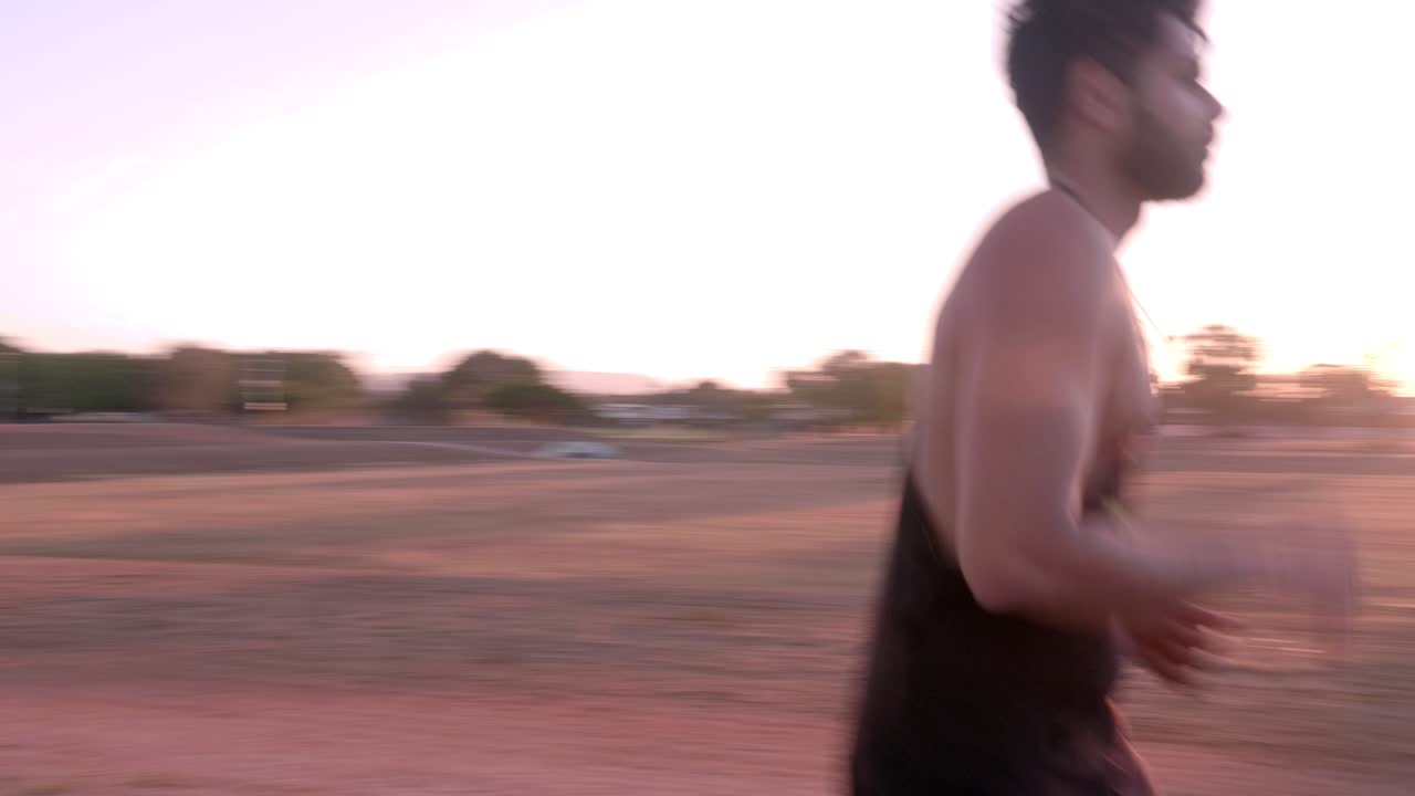 일몰 동안 공공 공원에서 유산소 운동을 위해 달리고 훈련하는 인도 남자