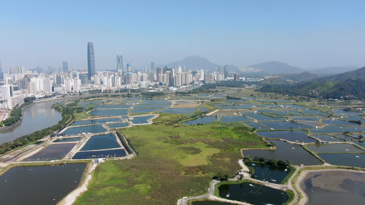 홍콩 록마차우 마을 지역에서 본 심천 스카이라인 중국 본토