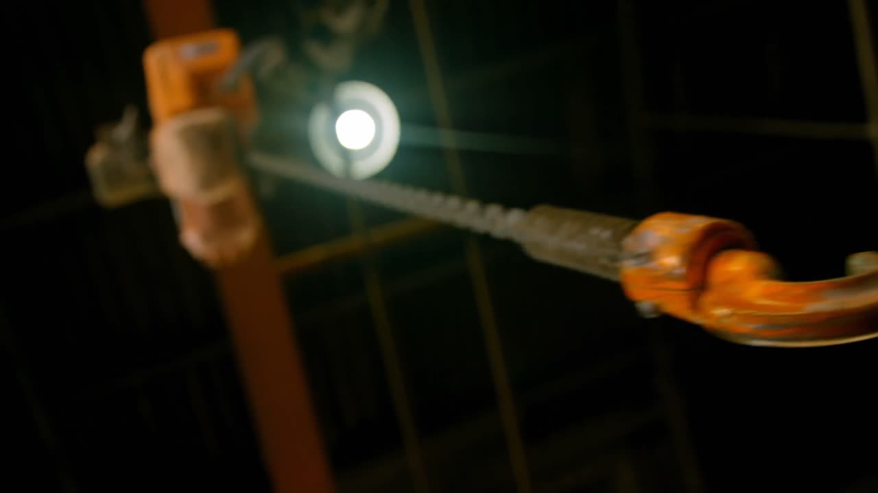 vista de ángulo bajo del gancho de la grúa en el taller de fundición 4k