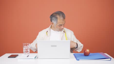 El-Hombre-Que-Hace-Dieta-Toma-Una-Decisión.