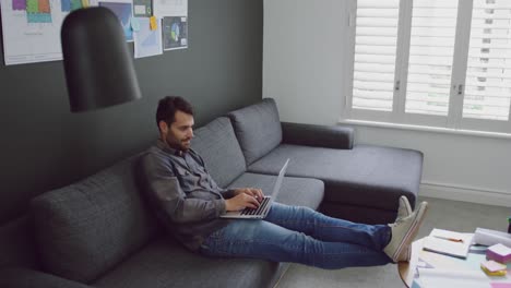 ejecutivo masculino trabajando en una computadora portátil en una oficina moderna 4k